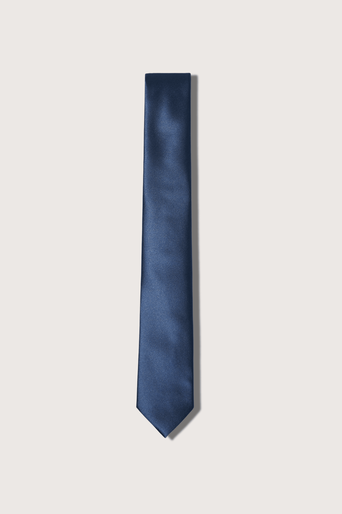 Corbata Lisa con Bordado de Inicial al Frente Poliéster