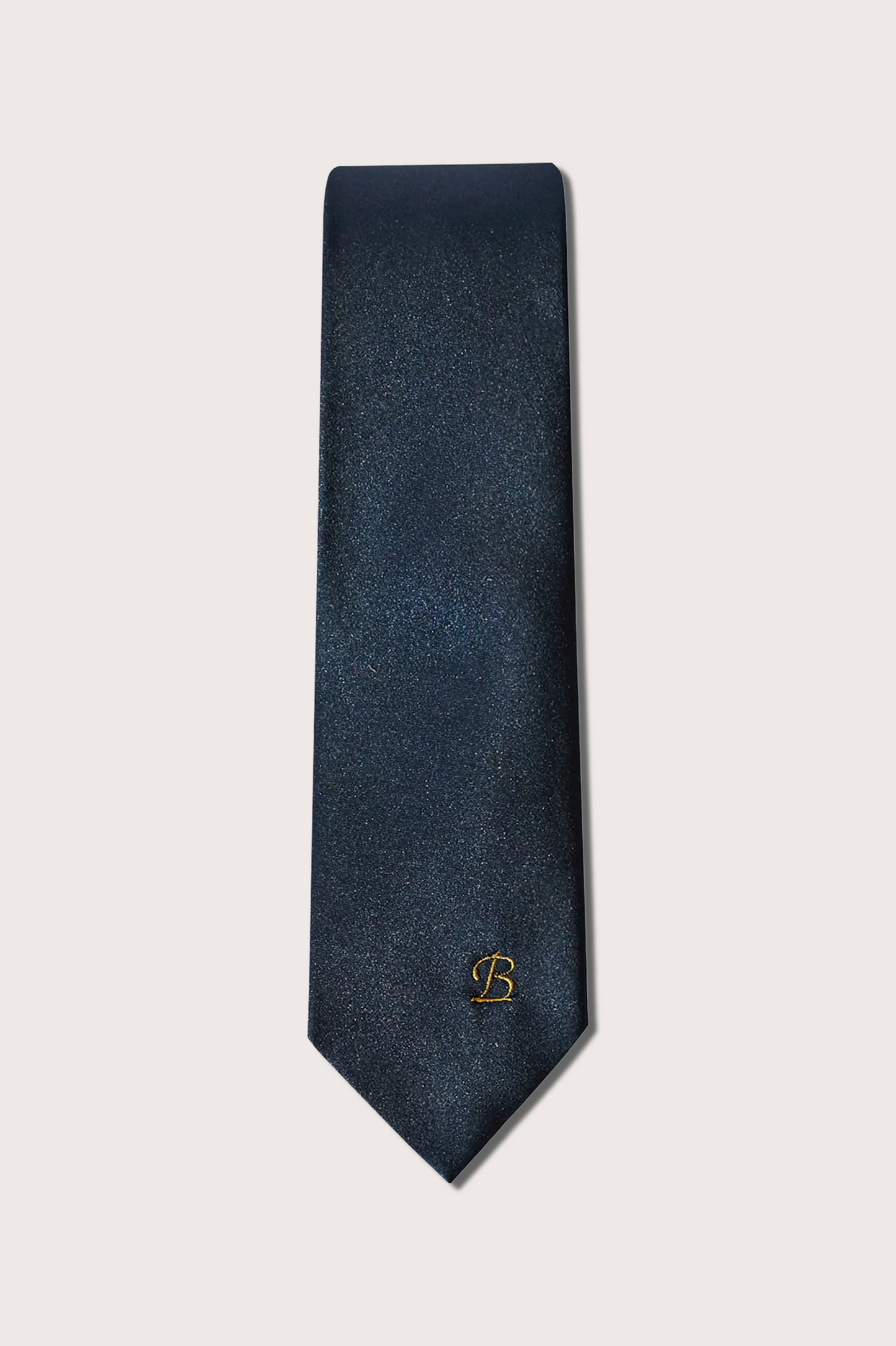 Corbata Lisa con Bordado de Inicial al Frente Poliéster