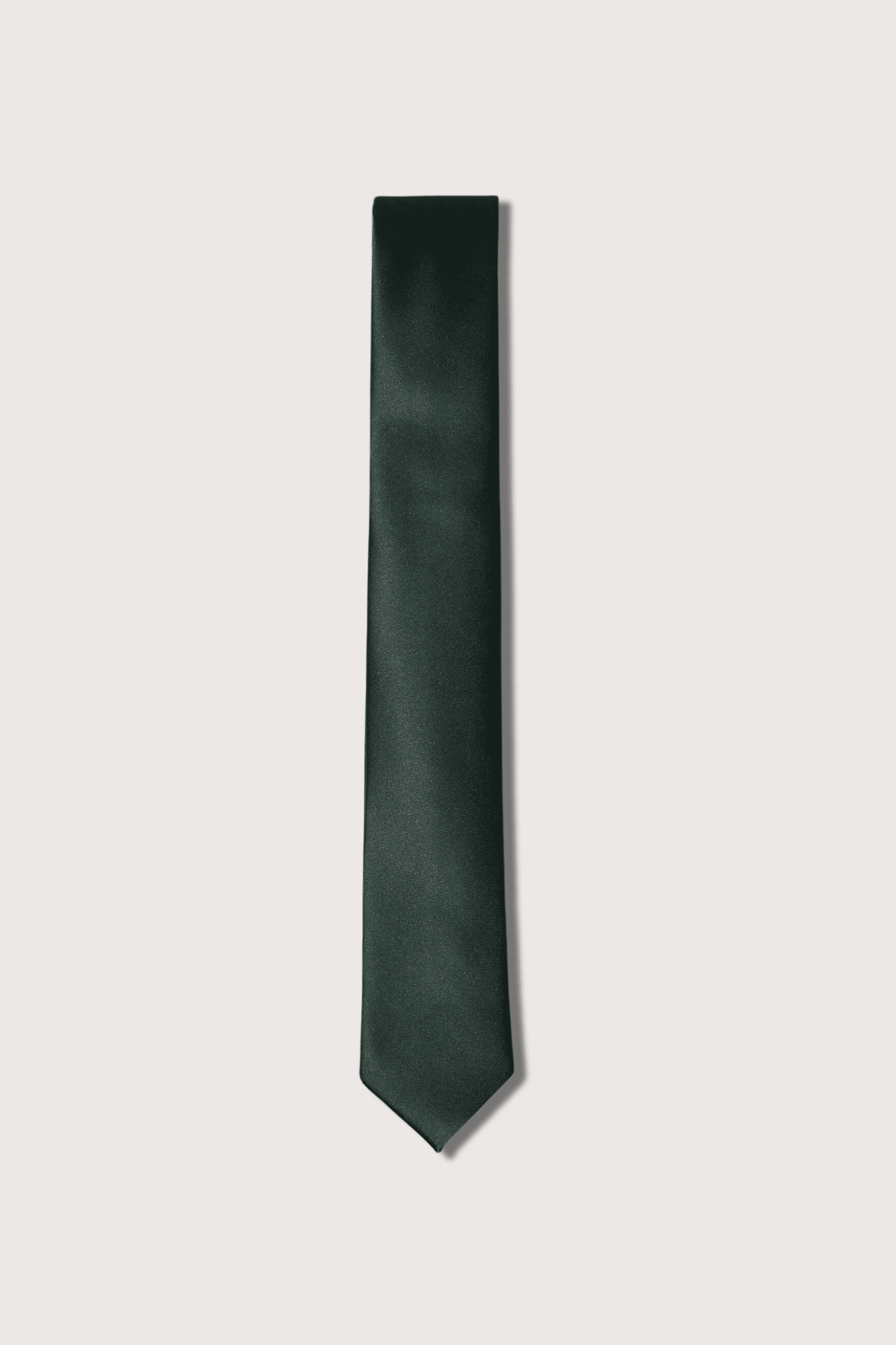 Corbata Lisa con Bordado de Inicial al Frente Poliéster