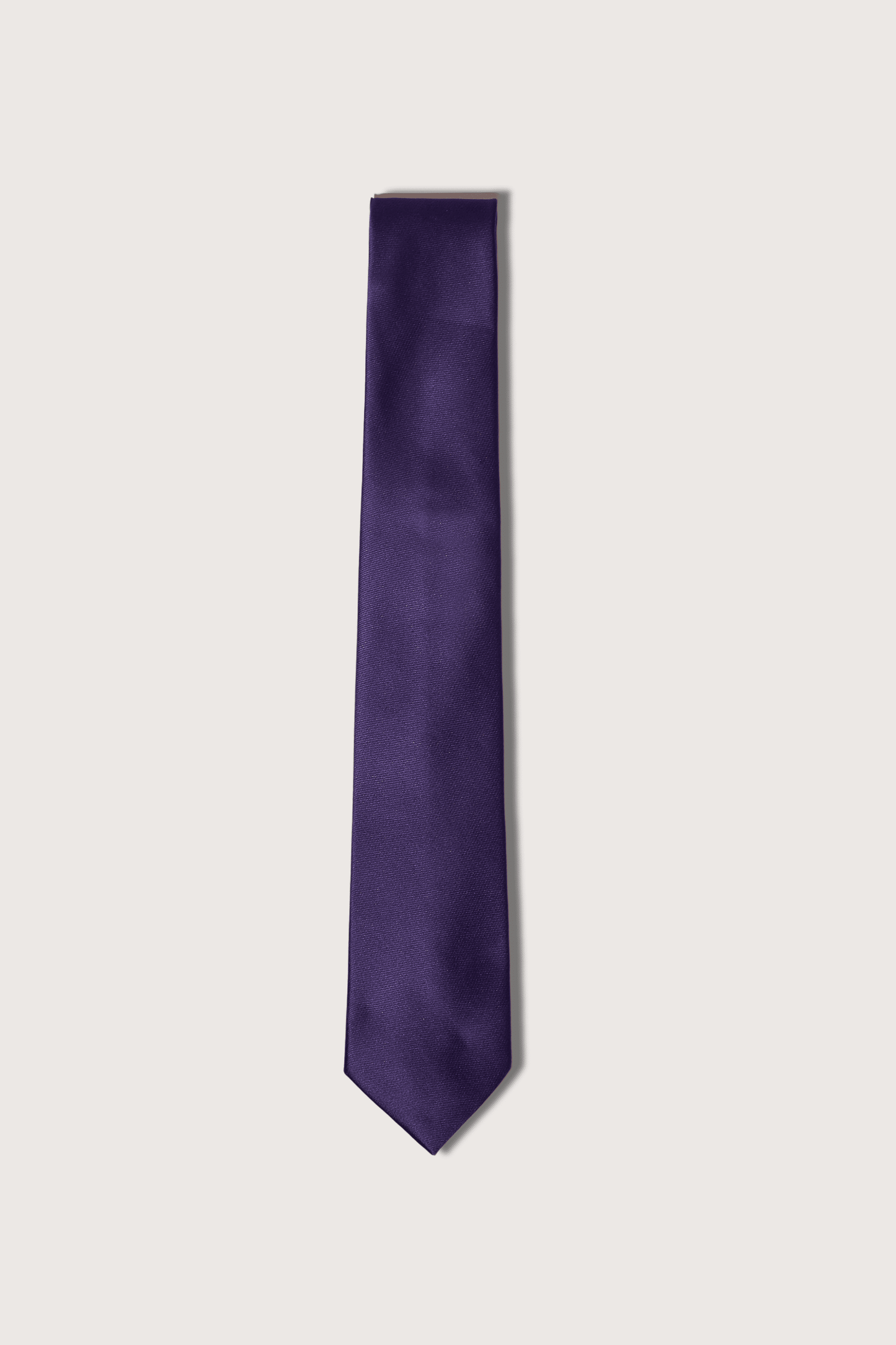Corbata Lisa con Bordado de Inicial al Frente Poliéster