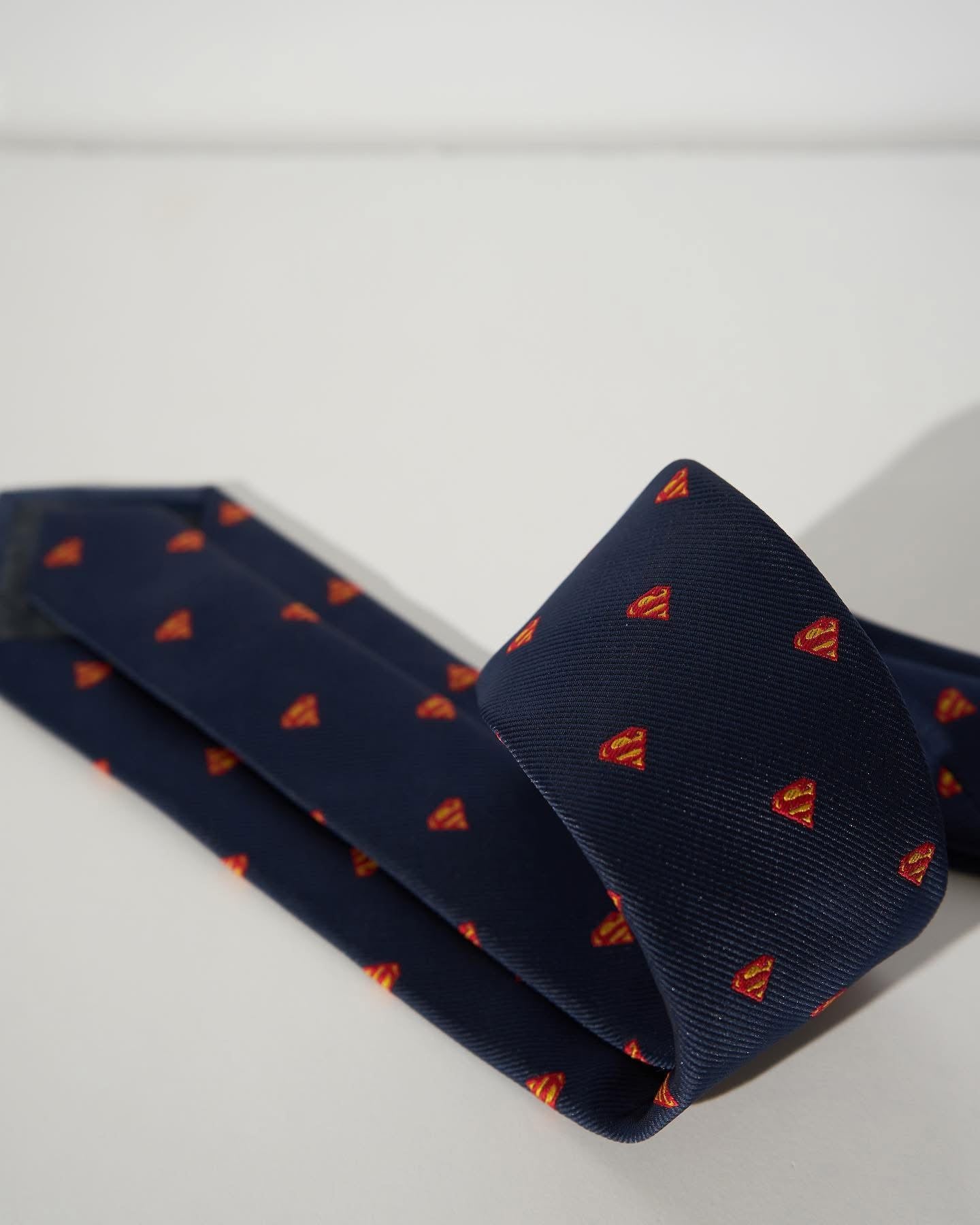 Corbata super azul microbordada poliéster