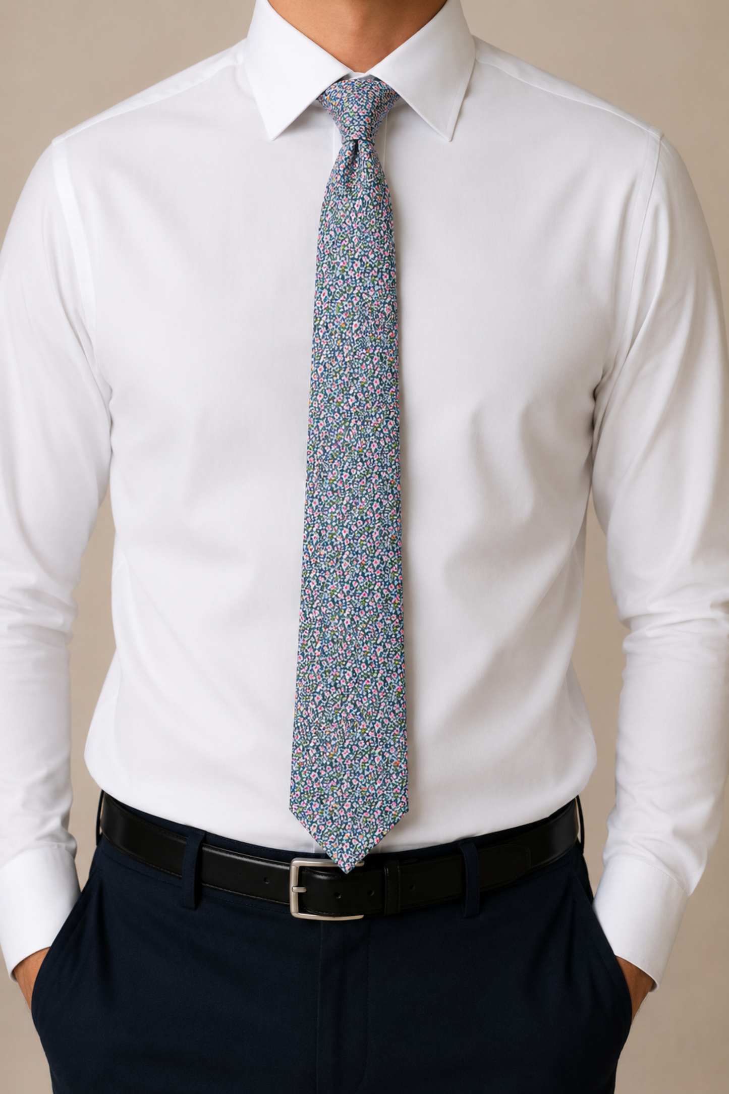 Corbata azul marino flores pequeñas